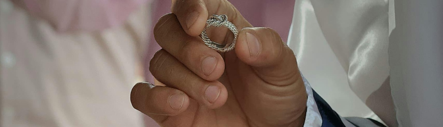 Uitwisselen ringen op Joodse bruiloft